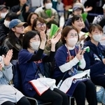 　ＷＢＣ日本対台湾戦のパブリックビューイング会場で、応援する人たち＝６日午後、千葉市