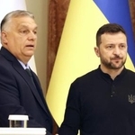 　ウクライナのゼレンスキー大統領（右）とハンガリーのオルバン首相＝２０２４年７月、ウクライナ・キーウ（共同）