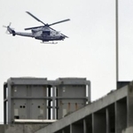 　沖縄県名護市上空を飛ぶ米軍のＵＨ１ヘリコプター＝２０１８年