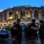 　ミラノ・コルティナ冬季パラリンピックの開会式が行われる、イタリアの世界遺産ベローナ市街の円形闘技場周辺を警戒する警察官＝５日（共同）