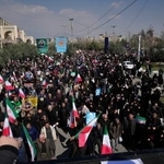 　６日、イランの首都テヘランで米イスラエルの軍事攻撃に抗議する政府支持者ら（ＡＰ＝共同）