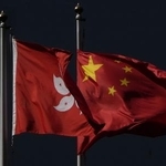 　香港の街中に掲げられた中国と香港の旗