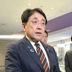 　出国前に羽田空港で取材に応じた赤沢経産相＝５日