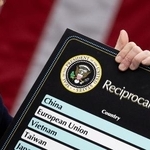 　２０２５年４月、米ホワイトハウスで関税について話すトランプ大統領（ロイター＝共同）