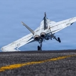 　米空母エーブラハム・リンカーンから発艦する米軍機＝２日（米中央軍提供、ＡＰ＝共同）