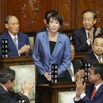 　昨年１０月、衆院本会議で第１０４代首相に指名され、起立する自民党の高市早苗総裁。憲政史上初となる女性首相が誕生した。