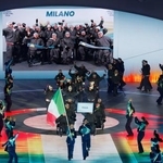 　ミラノ・コルティナ冬季パラリンピックの開会式で行われたイタリア選手団の入場行進＝６日、イタリア・ベローナ（共同）