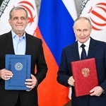 　昨年１月、包括的戦略パートナーシップ条約の署名式に臨むロシアのプーチン大統領（右）とイランのペゼシュキアン大統領＝モスクワ（タス＝共同）