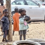 　ナイジェリア・アブジャの避難民キャンプの子どもたち＝昨年１２月（中野智明氏撮影・共同）