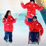 　ミラノ・コルティナ冬季パラリンピックの開会式で入場行進するパラアイスホッケーの中村俊介（手前右）と福西朱莉（同左）ら＝６日、イタリア・ベローナ（共同）