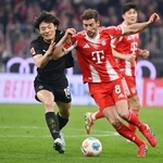 　バイエルン・ミュンヘン戦で競り合うボルシアＭＧの町野（左）＝ミュンヘン（共同）