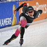 　男子５００メートルで滑走する新濱立也＝ヘーレンフェイン（共同）