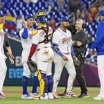 　オランダに勝利し、タッチを交わすベネズエラの選手ら＝マイアミ（共同）