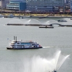 　遊覧船などが湖上をパレードした「びわ湖開き」＝７日午前、大津市沖（共同通信社ヘリから）