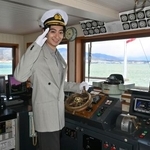 　「びわ湖開き」で一日船長を務める俳優の浜正悟さん＝７日午前、大津市