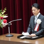 　防衛医科大学校の卒業式であいさつする小泉防衛相＝７日午前、埼玉県所沢市