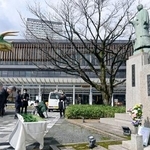 　二・二六事件の発生から９０年となり、松尾伝蔵大佐の胸像前で開かれた献花祭＝７日午前、福井市