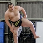 　新調した黒色の締め込み姿で四股を踏む安青錦＝大阪府松原市の安治川部屋宿舎