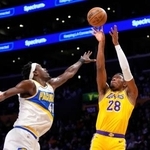 　ペーサーズ戦でシュートを放つレーカーズの八村（右）＝ロサンゼルス（ＡＰ＝共同）
