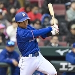 　３回、二塁へ内野安打を放つ中日・田中＝マツダ