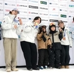 　ファンとの交流会に参加したスノーボード男子の戸塚優斗（左から３人目）ら＝７日、札幌市ばんけい