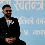 　ネパール・ジャパにある党の事務所で話をするラッパーのシャハ前カトマンズ市長＝２月（ロイター＝共同）