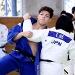 　女子選手と練習する柔道男子の村尾三四郎＝東京都多摩市の国士舘大