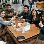 　土佐の「おきゃく」が始まり、商店街に設けられた座敷で乾杯する人たち＝７日午後、高知市