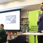 　主権者教育に関する討論会で発言するドイツの教育団体理事長クリスティアン・ヨハン氏＝７日午後、東京都内