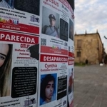 　Ｗ杯開催都市、メキシコ・グアダラハラの通りに張られた行方不明者の情報を求める張り紙＝５日（ロイター＝共同）