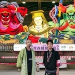 　台湾南部、嘉義県で完成した「青森ねぶた」。手前はねぶた師の林広海さん（右）と諏訪慎さん＝７日、嘉義県（共同）