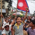 　ネパール下院総選挙で、ラッパーのシャハ前カトマンズ市長の勝利を喜ぶ人たち＝７日、ダマク（ロイター＝共同）