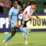 　日本-インド　前半、先制ゴールを決める山本（右）＝パース（ＡＡＰ　Ｉｍａｇｅ提供・ＡＰ＝共同）