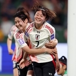　日本-インド　後半、ハットトリックを達成し、祝福される宮沢（右）＝パース（ゲッティ＝共同）