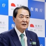 　報道各社のインタビューに応じる牧野復興相