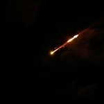 　イスラエルに向かって飛翔するイランのミサイル＝７日（ロイター＝共同）