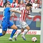 　レーバークーゼン戦で競り合うフライブルクの鈴木唯（右）＝フライブルク（共同）