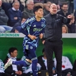 　フローニンゲン戦の後半、途中出場するアヤックスの冨安＝フローニンゲン（共同）