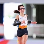 　２時間２１分５６秒で日本勢最高の２位でゴールする佐藤早也伽＝バンテリンドームナゴヤ