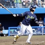 　８回、ヤクルト・長岡が勝ち越しの３ランを放つ＝高知市春野