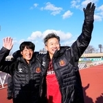 　長野に勝利し、サポーターの声援に応える福島・三浦（右）＝とうスタ