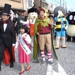 　鳥取県境港市の「水木しげるロード」を練り歩く子役の永尾柚乃さんら＝８日午後