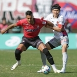 　岡山-京都　後半、競り合う岡山・ルカオ（左）と京都・鈴木＝ＪＦＥス