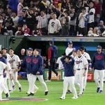 　延長１０回タイブレークで台湾に敗れ、肩を落とす韓国の選手たち＝東京ドーム