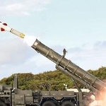 　「１２式地対艦誘導弾能力向上型」の地上からの発射試験＝２０２４年１０月、東京都の伊豆諸島・新島（防衛装備庁提供）