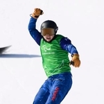 　女子スノーボードクロス下肢障害決勝トーナメント１回戦　ゴールし、ガッツポーズする坂下恵里＝コルティナダンペッツォ（共同）