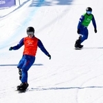 　男子スノーボードクロス大腿障害決勝トーナメント１回戦を突破した小須田潤太（手前）と小栗大地＝コルティナダンペッツォ（共同）