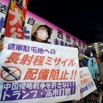 　熊本市の陸自健軍駐屯地前で、長射程ミサイルの配備に反対する人たち＝８日午後８時２９分