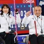 　エストニアに勝利し、喜ぶ小川亜希（左）、中島洋治組＝コルティナダンペッツォ（共同）