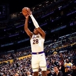 　ニックス戦でシュートを放つレーカーズの八村＝ロサンゼルス（ＮＢＡＥ・ゲッティ＝共同）